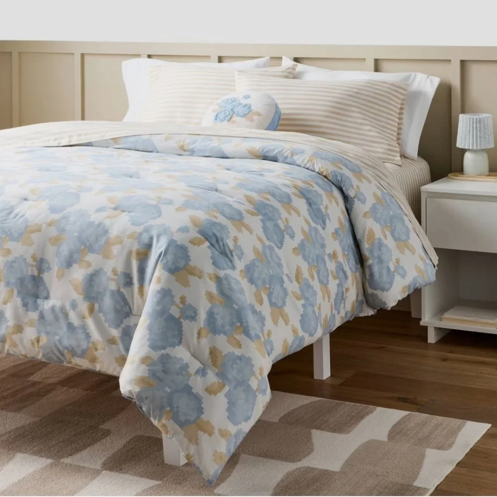 Room Essentials NWT Full/Queen Rose Pixel Floral Print Microfiber Comforter